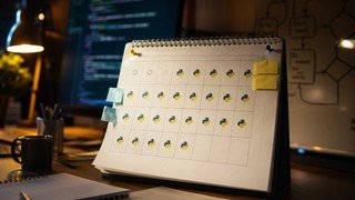 Um calendário de parede com vários dias marcados com o ícone da linguagem Python, simbolizando um plano de estudos realista que se estende por várias semanas.