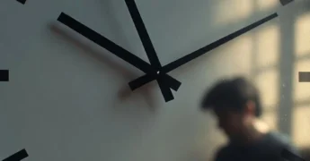 Relógio grande em destaque com pessoa pensativa ao fundo, sensação de tempo escapando, estilo cinematográfico realista.