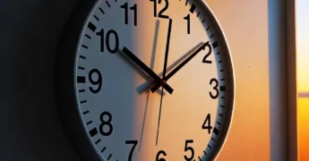 Relógio grande em destaque com iluminação dramática simbolizando 48 horas de tempo acumulado.